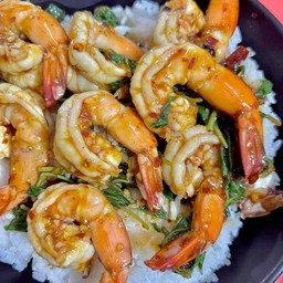 ผัดกระเพรากุ้งราดข้าว