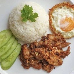 ข้าวหมูสามชั้นทอดกระเทียม+ ไข่ดาว