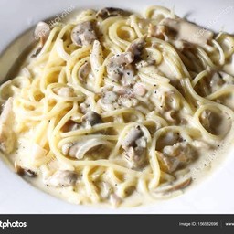สปาเก็ตตี้ครีมซอสเห็ด