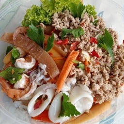 อีช้างยิ้ม ยำเบิ้ม & กะเพราถาด