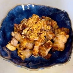 หมูกรอบคั่วซอสน้ำปลา