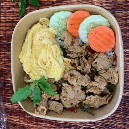 กะเพราโดนใจ by บ้านเขียว หนึ่ง