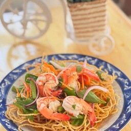 ยำหมี่กรอบกุ้งสุก