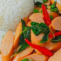 ข้าวกระเพราไส้กรอก