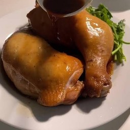 สะโพกไก่ต้มน้ำปลา