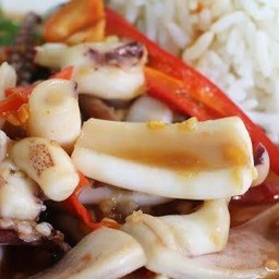 ข้าวกระเพราปลาหมึก