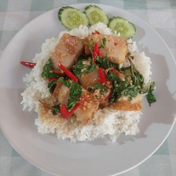 กระเพราหมูกรอบ