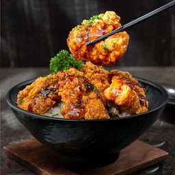 ข้าวหน้าไก่คาราเกะ (ฟรีซุปมิโซะ)