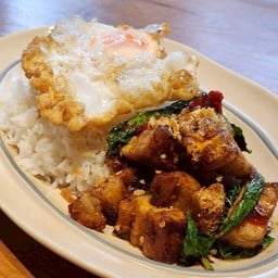 ข้าวกะเพราหมูกรอบ ไข่ดาว