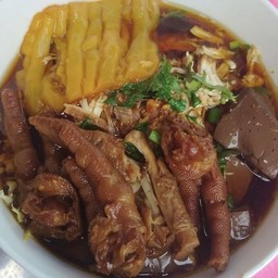 เส้นใหญ่ก๋วยเตี๋ยวไก่มะระ