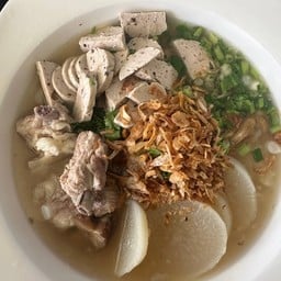ข้าวหน้าไก่กรอบก๋วยจั้บอุบล