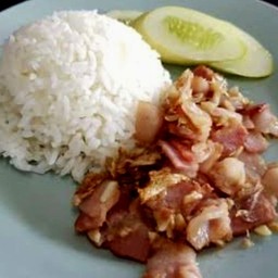 ข้าวราดเบคอนกระเทียมพริกไทย