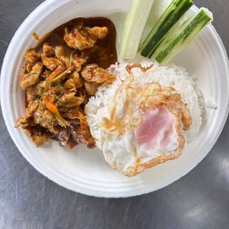 ข้าวผัดเครื่องแกงหมู