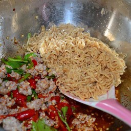 ยำมาม่าหมูสับ