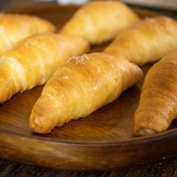 ขนมปังเกลือทาแยมสตอเบอรั่