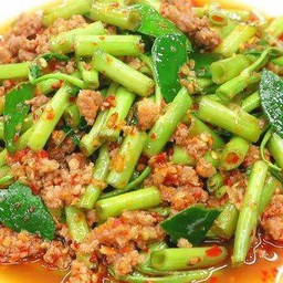 ผัดพริกแกงหมูสับใสผักบุ้ง
