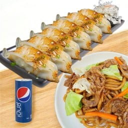 (ชุดทานเล่นญี่ปุ่น) ผัดเส้นยากิโซบะ ซอสมักญี่ปุ่น+มังกรห่อทอง(เกี๊ยว6ชิ้น)คุณภาพคับปาก+เป๊ปซี่1กระป๋อง