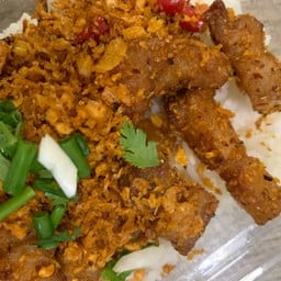 ข้าวหมูสามชั้นคั่วพริกเกลือ