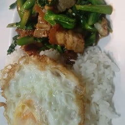 คะน้าหมูกรอบ