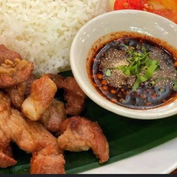 คอหมูทอดน้ำปลาราดข้าว