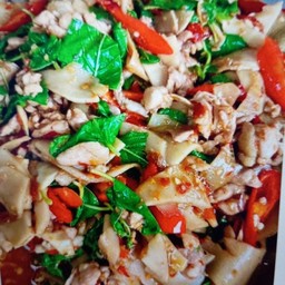 ผัดกะเพราหน่อไม้ดองราดข้าว