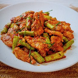 ผัดพริกแกงราดข้าว