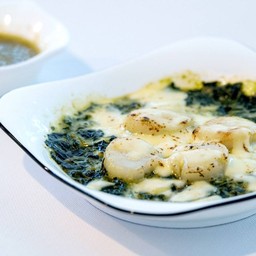 ผักโขมหอยเชลล์อบชีส