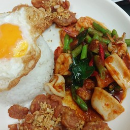 ผัดพริกแกงทะเลราดข้าว