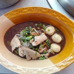 ก๋วยเตี๋ยวเรือน้ำตก อาหารตามสั่ง ส้มตำ ข้าวต้มทรงเครื่อง