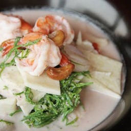 ต้มกะทิกุ้งใส่ยอดมะพร้าวใส่ชะอม