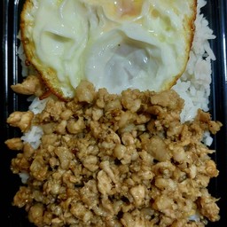 ข้าว หมูสับกระเทียมพริกไทย