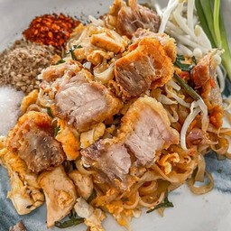 ผัดไทยหมูกรอบ