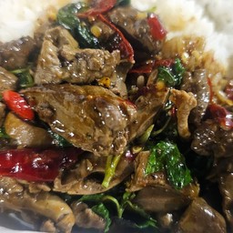 กะเพราเครื่องในไก่ราดข้าว