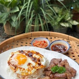 ข้าวหมูแม็กกี้+ไข่ดาวน้ำมันพริก