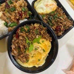 ครัวหลังบ้าน กะเพราไข่ข้น&ทอดกระเทียม