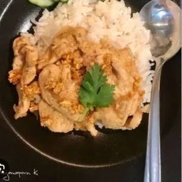 ข้าวไก่กะเทียมไข่ข้น