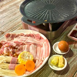 หมูน้อยคล้องใจ