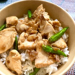 ข้าวอกไก่ผัดพริกขี้หนู