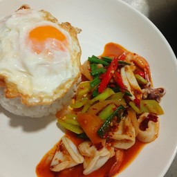 ผัดพริกเผาทะเลราดข้าว