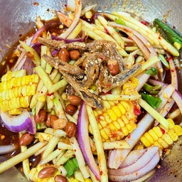 ยำมะม่วงข้าวโพด ปลากรอบ