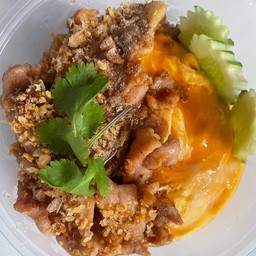 ข้าวหมูกระเทียมไข่ข้น