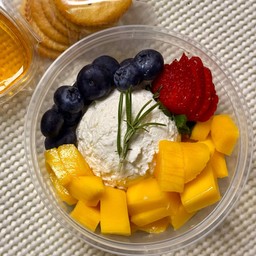 [Mini Size] Greek Yogurt 1 Scoop กรีกโยเกิร์ต + ผลไม้ 3-5 อย่าง