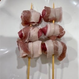 ไส้กรอกแดงพันเบคอนเสียบไม้