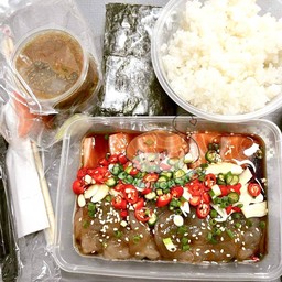 Salmon (6pcs.)+กุ้ง (6pcs.)+ข้าว+สาหร่ายแผ่น ดองซีอิ้วญี่ปุ่น