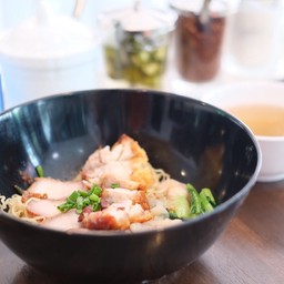 บะหมี่เกี้ยวกุ้งเเห้งหมูเเดงหมูกรอบ