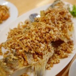 ปลากะพงทอดกระเทียม