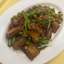 กะเพราหมูกรอบ