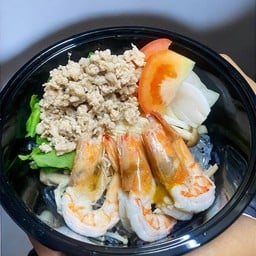 ยำมาม่ากุ้งสดหมูสับ