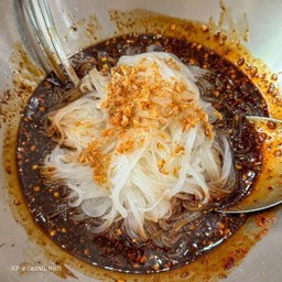 เส้นเล็กคลุกซอส