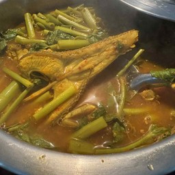 แกงส้มปลากระพงใส่ผักบุ้ง